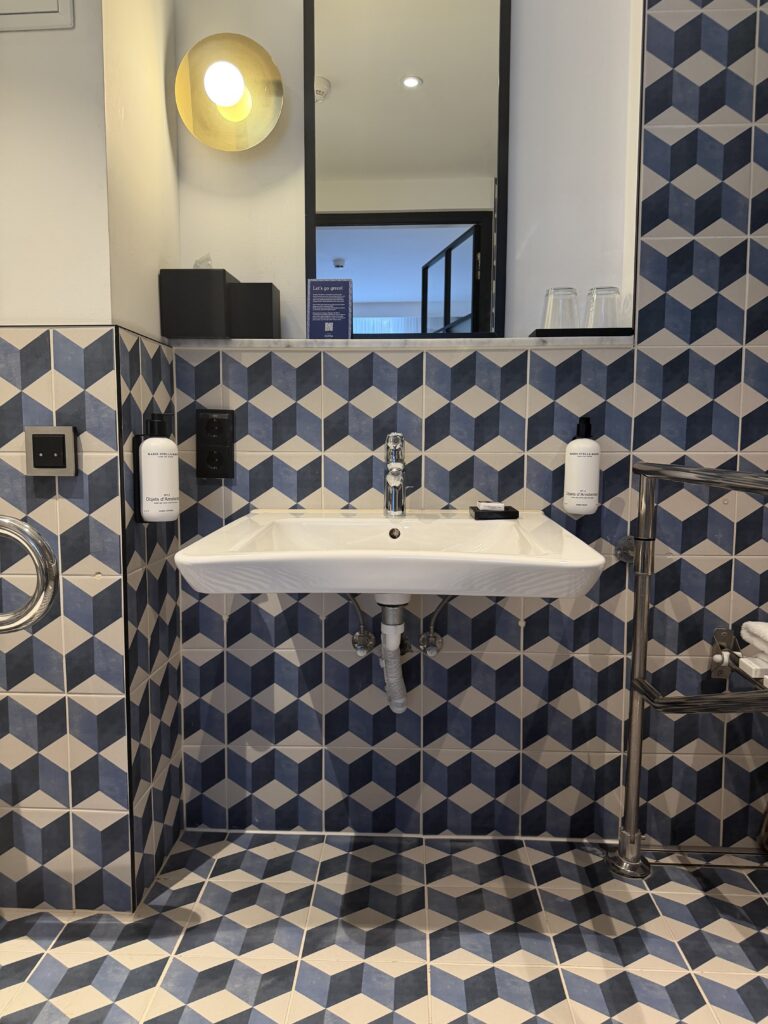 Wall-mounted sink with single-lever tap and clear knee space underneath.